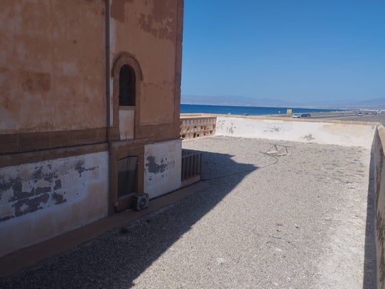 IU lamenta el abandono de la oficina de turismo de Cabo de Gata