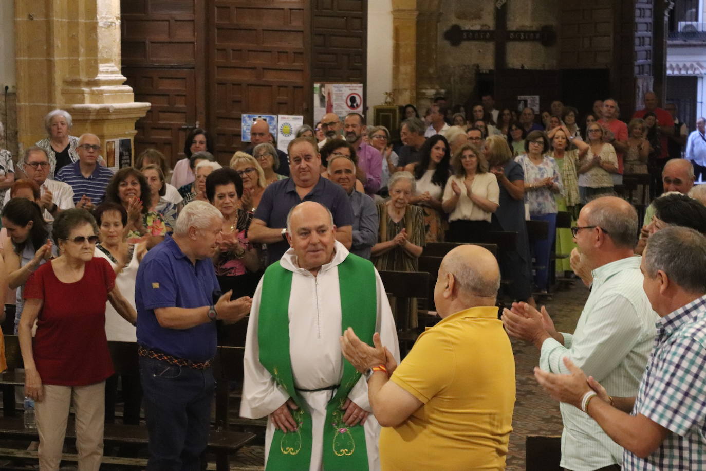 Vecinos ovacionando en pie a don José Luis Ontiveros, el día de su misa de homenaje.