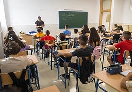 Los alumnos del nuevo instituto de Albolote estrenan pupitre.