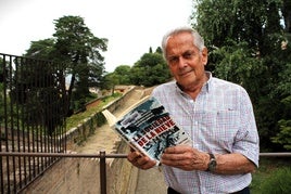 Eduardo Strauch en la Alhambra, con un ejemplar de 'La sociedad de la nieve', la novela que inspiró la película.