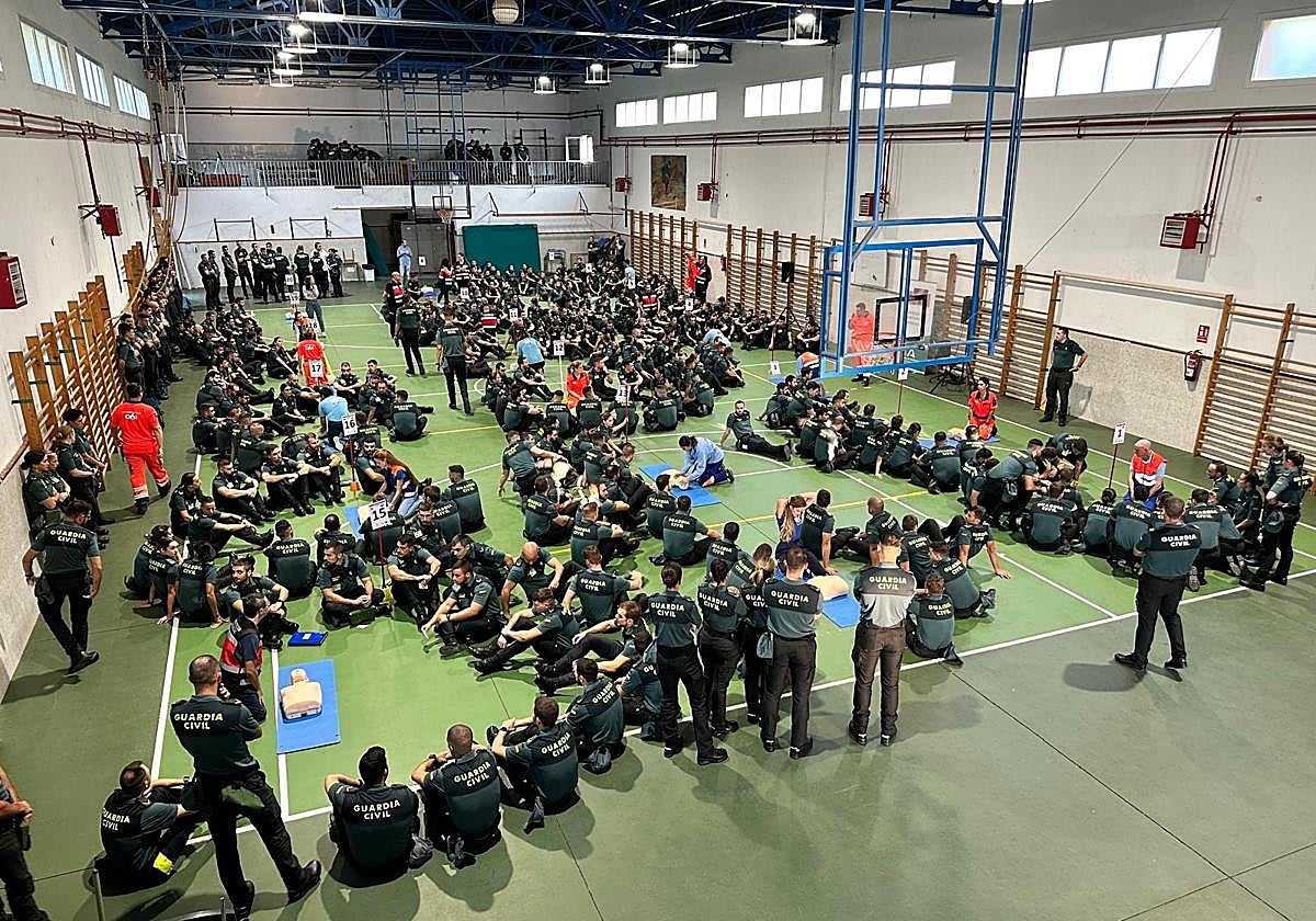 Aspirantes a Guardia Civil recibiendo formación en técnicas de reanimación cardiopulmonar