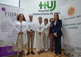 La subdirectora del Hospital Ana Laura Ortega y la gerente de Fibao Sarah Biel, junto a los ponentes de la jornada
