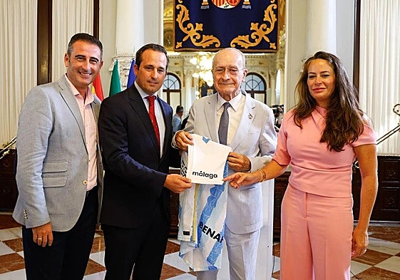El director general del Málaga, Kike Pérez, y el alcalde Francisco de la Torre, en el centro de la imagen, en la presentación del patrocinio del consistorio al equipo de fútbol por una temporada más.