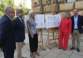 Rodrigo Ruiz-Jiménez, Antonio Peral, Patricia del Pozo, Macarena O'Neill y Fernando Egea, ante los planos de la restauración.