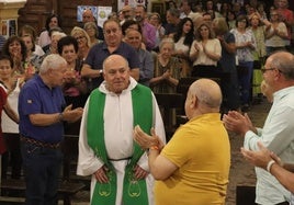 Vecinos ovacionando en pie a don José Luis Ontiveros, el día de su misa de homenaje.