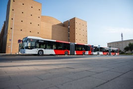 Almería incorpora dos nuevos autobuses híbridos articulados de refuerzo a las líneas de la UAL