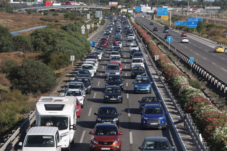 Cómo ahorrar gasolina en el atasco de tráfico con 3 trucos sencillos.