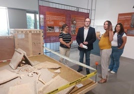 Las comisarias de la exposición Carmen María Román y Julia García junto al delegado de Turismo José Ayala