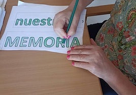 Usuaria del centro de día de La Estrella de Jaén hace una actividad.