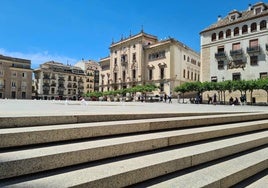 El Ayuntamiento de Jaén, en el centro de la plaza.