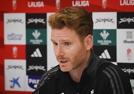 Guille Abascal comparece en la sala de prensa de la Ciudad Deportiva del Granada antes del último entrenamiento previo al derbi con el Málaga en Los Cármenes.