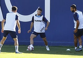 El granadino Ramón Enríquez juega un balón durante un entrenamiento del Málaga.
