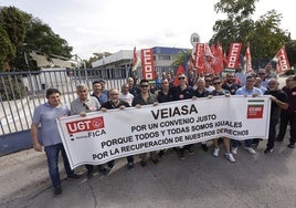 Trabajadores de la ITV y representantes sindicales protestan en la jornada de huelga.