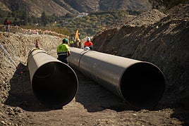 Canalizaciones de la presa de Rules.