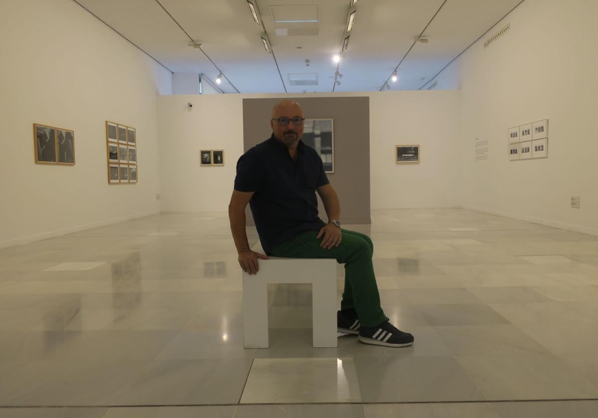 Sánchez Montalbán, ante algunas de sus obras, en el Museo CajaGranada.