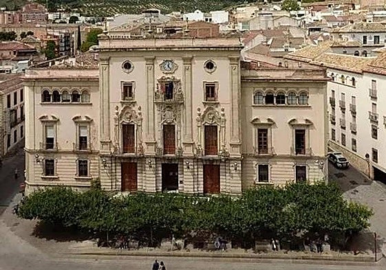Imagen de la fachada del Ayuntamiento de Jaén, en la plaza de Santa María.