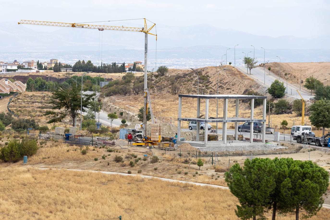 Obras de una vivienda en una parcela de la urbanización Santa Clara Golf de Otura, que vuelve lentamente a la vida.