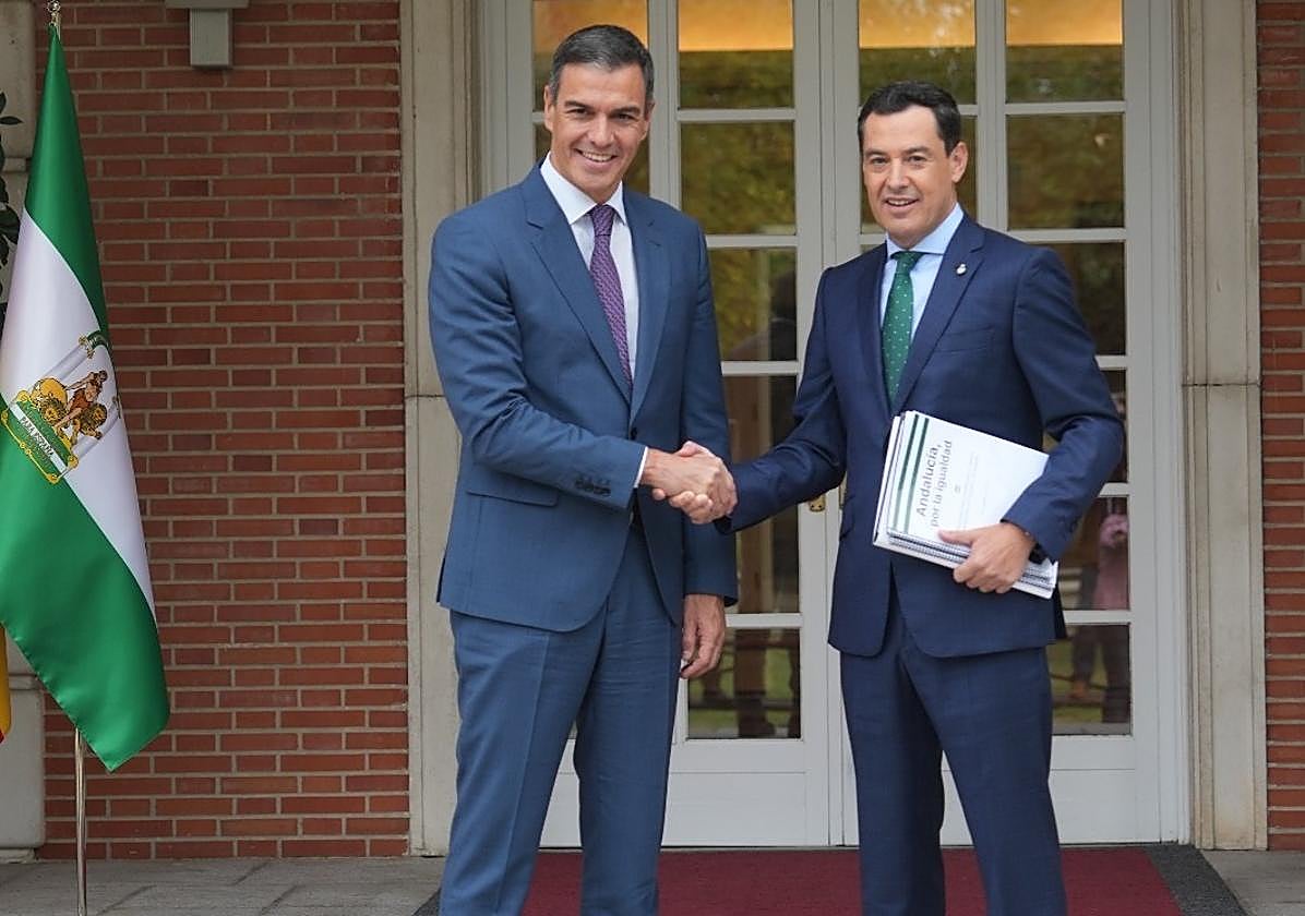 Pedro Sánchez y Juanma Moreno se saludan al inicio de su reunión.
