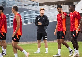Guille Abascal dirige a sus futbolistas durante el último entrenamiento del Granada.