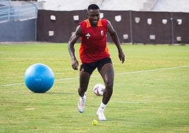 Martin Hongla conduce una pelota de tenis durante el último entrenamiento del equipo.