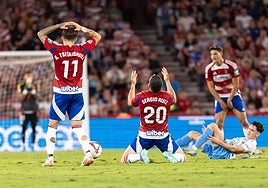 Sergio Ruiz se lamenta de una acción durante el derbi con el Málaga.