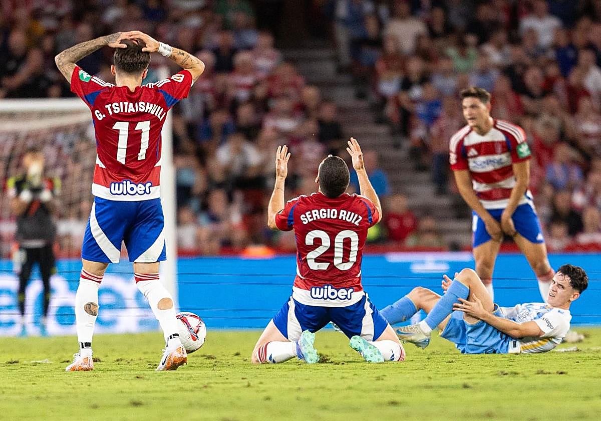 Sergio Ruiz se lamenta de una acción durante el derbi con el Málaga.