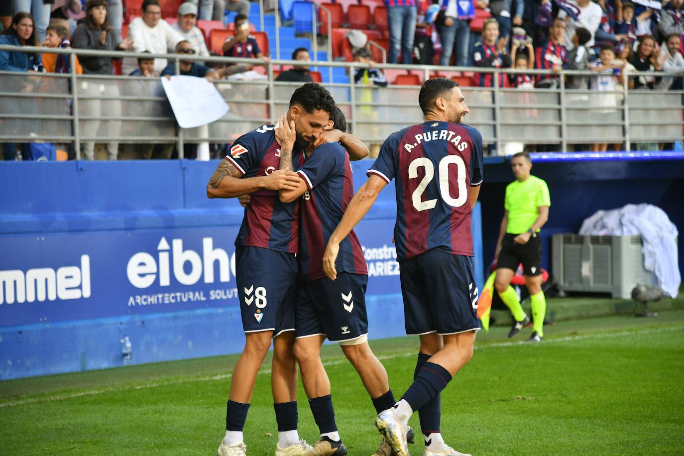 El Eibar celebra el gol de Nolaskoain que le valió para ganar al Tenerife.