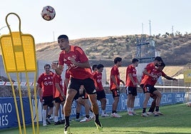 Fran Rivera cabeceando un balón en una sesión de entrenamiento en el Municipal de Linarejos