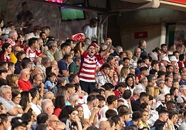 El cabreo cundió entre el sector local de Los Cármenes por lo ocurrido en el derbi.