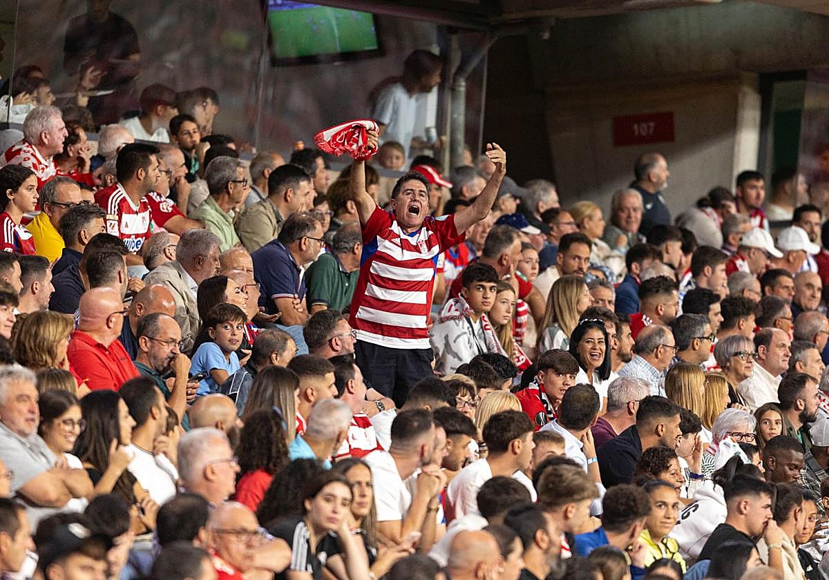 El cabreo cundió entre el sector local de Los Cármenes por lo ocurrido en el derbi.