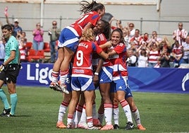 Las futbolistas del Granada celebran con Edna Imade uno de sus dos goles al Eibar.