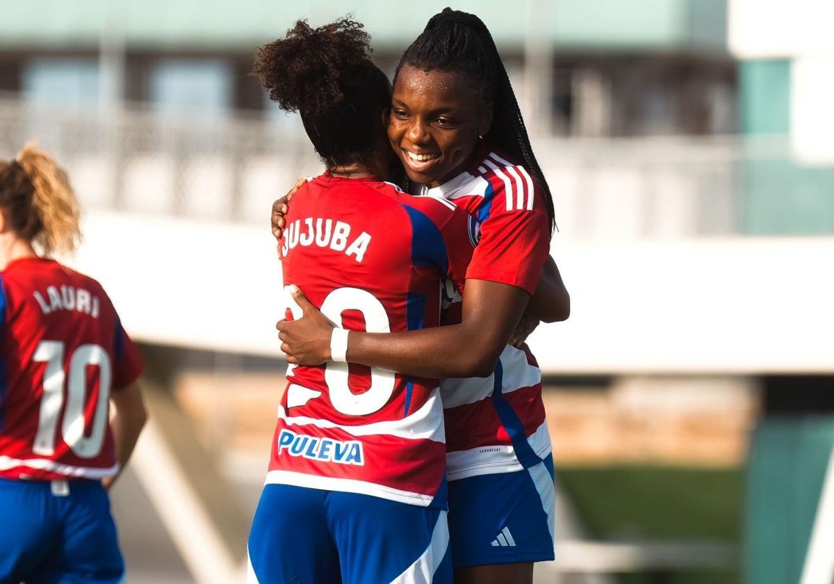 Edna y Jujuba se abrazan durante un partido de pretemporada.