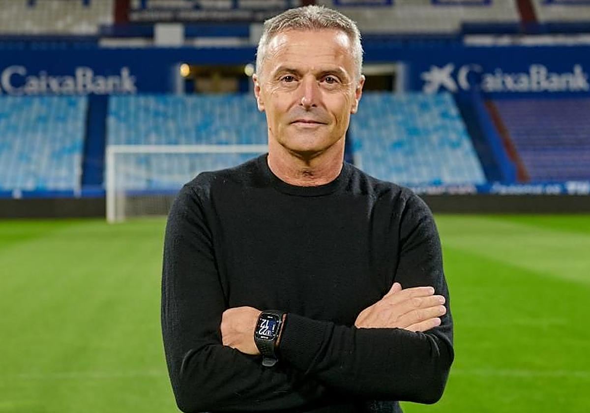 Fran Escribá posa cruzado de brazos en La Romareda, estadio del Zaragoza, último equipo al que dirigió también en Segunda división.