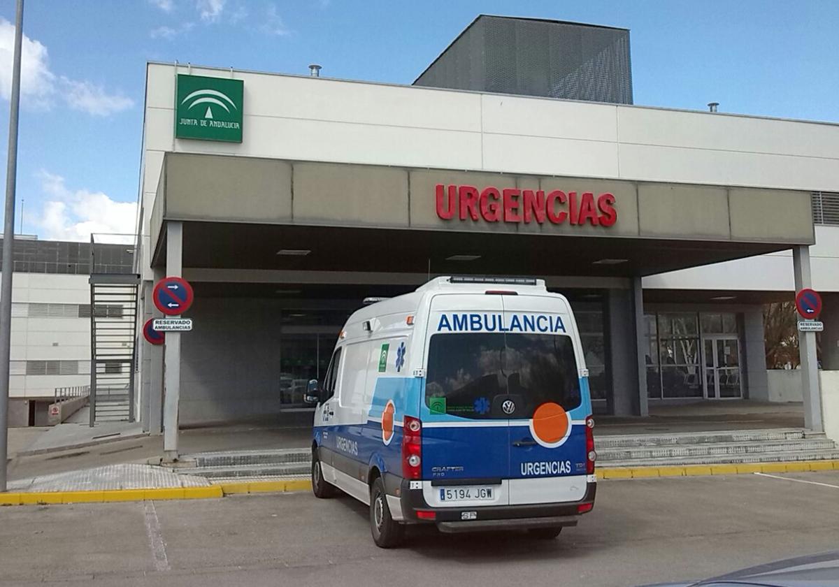 Ambulancia a las puertas de las urgencias del hospital de Loja.