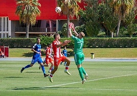 Acción del partido entre Almería B y Linares