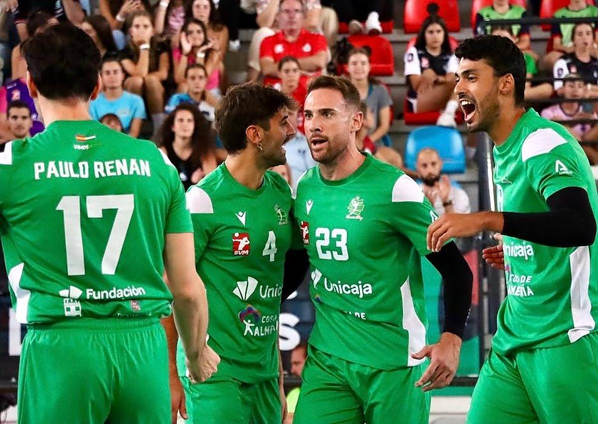 Imagen secundaria 1 - Arriba, Vidoni se estrella ante el bloqueo de Jorge Fernández, con Todd Alaka'i en la ayuda. Abajo a la izquierda, Charly Jiménez celebra un punto con el grupo; a la derecha, buena recepción de Paquillo Fernández.