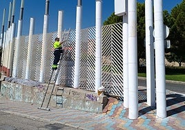 Un obrero trabajando en la adecuación del recinto ferial