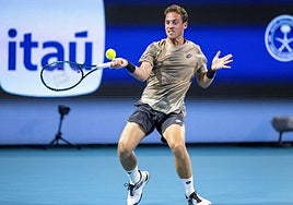 Roberto Carballés golpea la pelota de derecha.