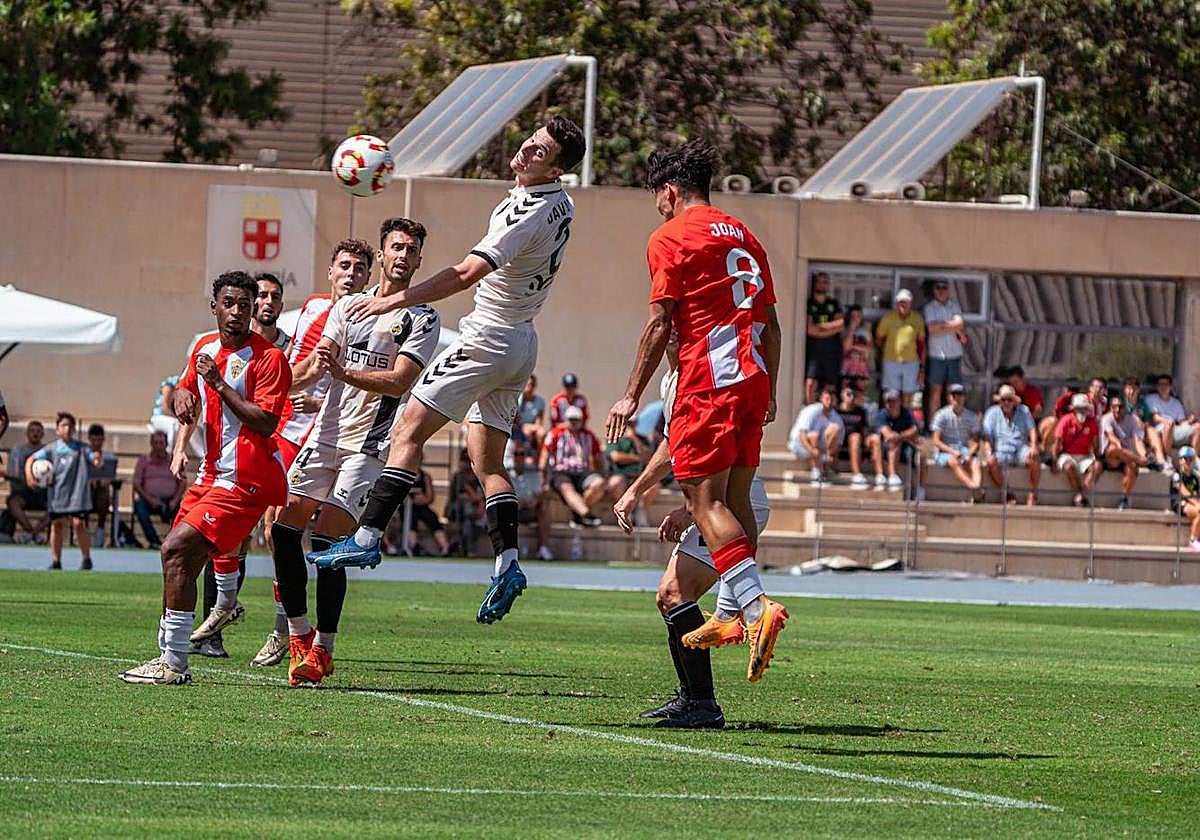Joan, que remata de cabeza en el segundo palo ante la Balona, está en un gran momento.