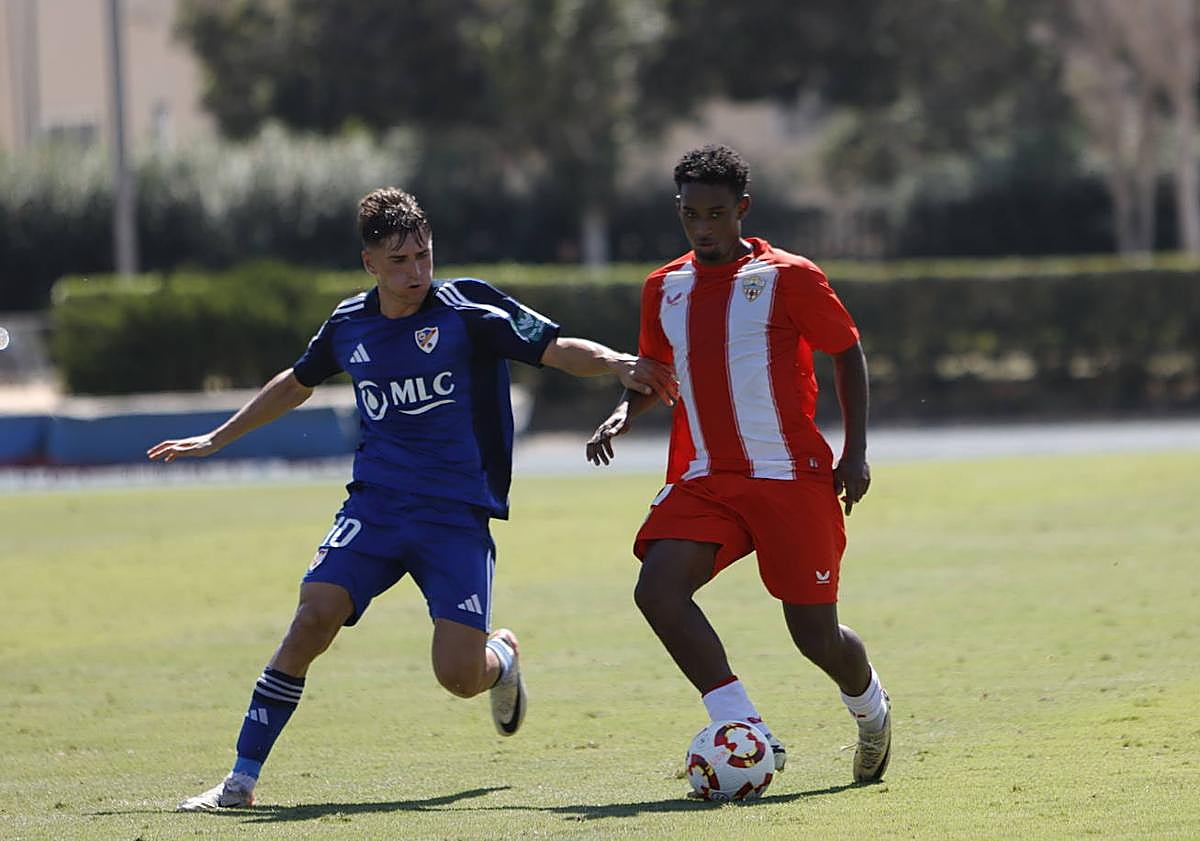 Imagen principal - Arriba, Hugo Neves marcó el gol del Almería. Abajo, a la izquierda, remate de Martin Svidersky; a la derecha, los rojiblancos celebran el gol.
