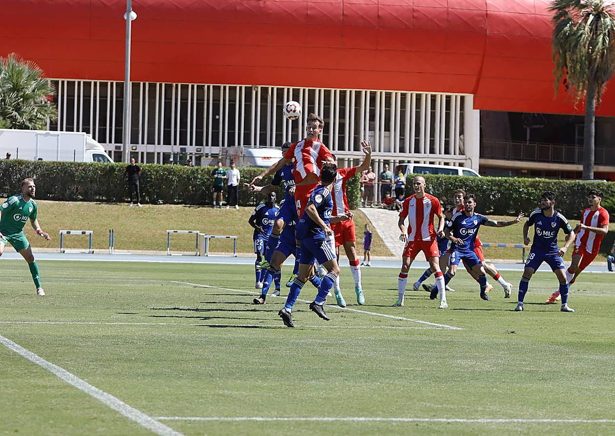Imagen secundaria 1 - Arriba, Hugo Neves marcó el gol del Almería. Abajo, a la izquierda, remate de Martin Svidersky; a la derecha, los rojiblancos celebran el gol.