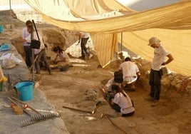 Imagen de varios voluntarios trabajando en el yacimiento de Marroquíes Bajos