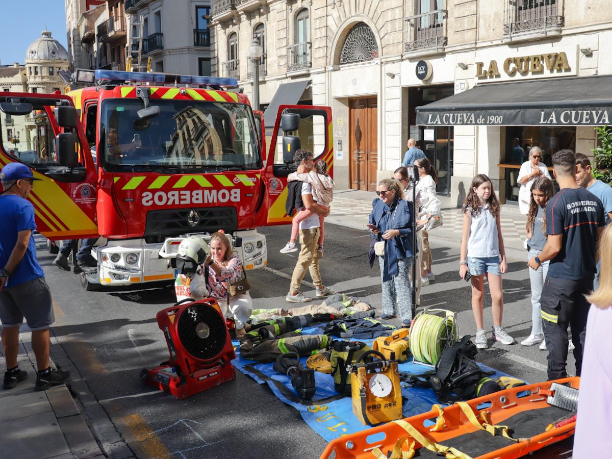 El día sin coches en la nueva peatonalización de Granada, en imágenes