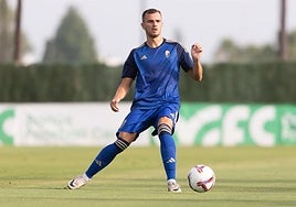 Miguel Ángel Brau juega un balón durante un partido en pretemporada.