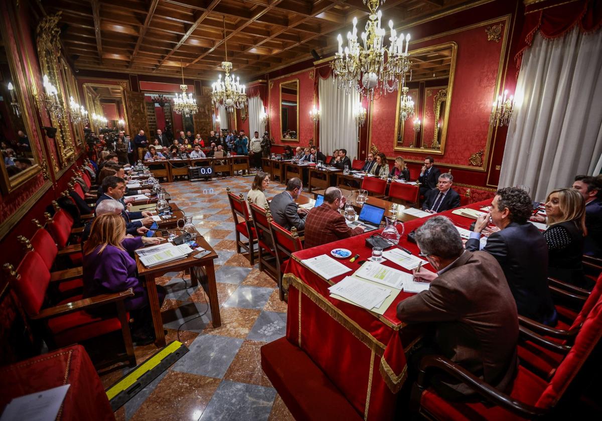 Pleno del Ayuntamiento de Granada en una imagen de archivo.