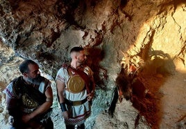 Dos figurantes, ataviados como guerreros íberos, presencian el equinoccio en el santuario de los Altos del Sotillo.