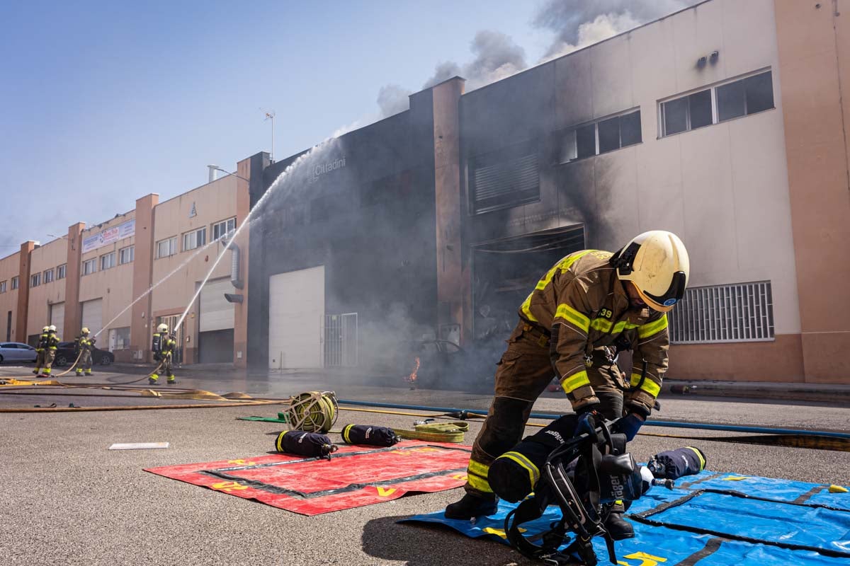 Las imágenes del incendio de una panadería y una tienda electrónica en Granada