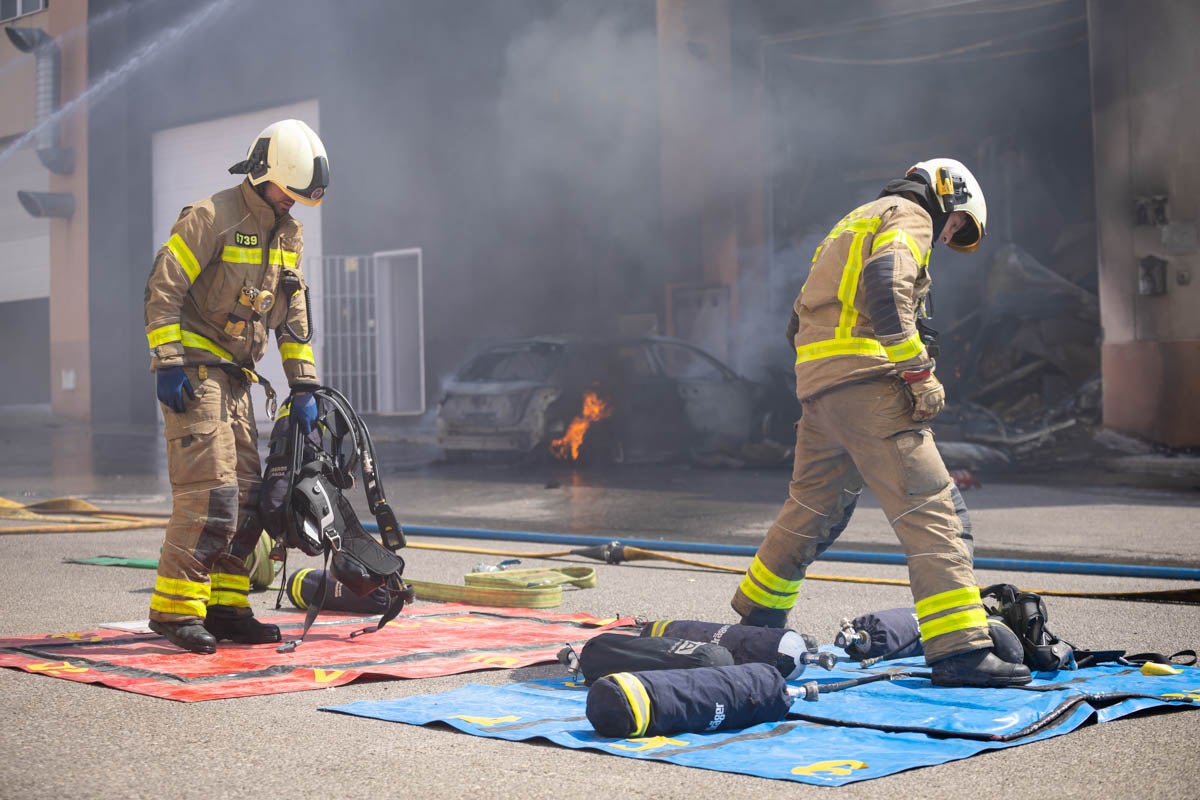 Las imágenes del incendio de una panadería y una tienda electrónica en Granada