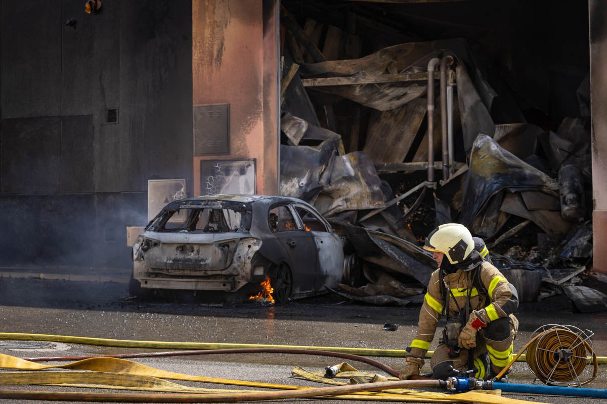 Las imágenes del incendio de una panadería y una tienda electrónica en Granada