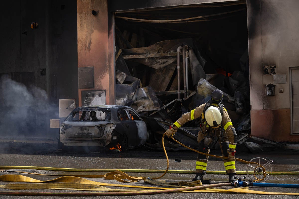 Las imágenes del incendio de una panadería y una tienda electrónica en Granada